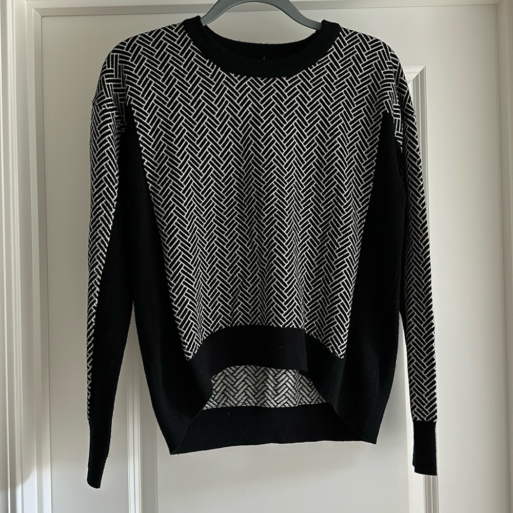 Lululemon black and white patterned sweater